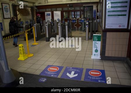 Station de métro Putney Bridge avec des signes de distanciation sociale pendant la pandémie Covid-19 de 2020, Londres, Angleterre, Royaume-Uni Banque D'Images