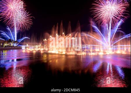 13/11/2020 LA POINTE, DUBAÏ. VUE SUR LES FEUX D'ARTIFICE SPECTACULAIRES ET LES FONTAINES DE DANSE COLORÉES PENDANT LA FÊTE DE DIWALI À LA POINTE PALM Banque D'Images