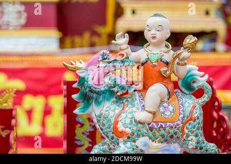 Objets bouddhistes exposés lors de la célébration du nouvel an chinois à Hua Hin, Thaïlande Banque D'Images