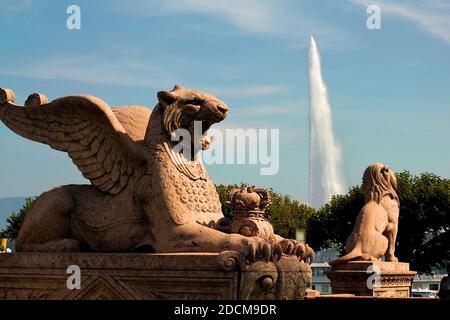 Statues de lions de grès du monument Brunswick avec fontaine Jet d'eau en arrière-plan Banque D'Images