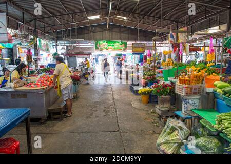 Scène urbaine de Chat Chai marché couvert à Hua Hin. Hua Hin est l'une des destinations de voyage les plus populaires en Thaïlande. Banque D'Images