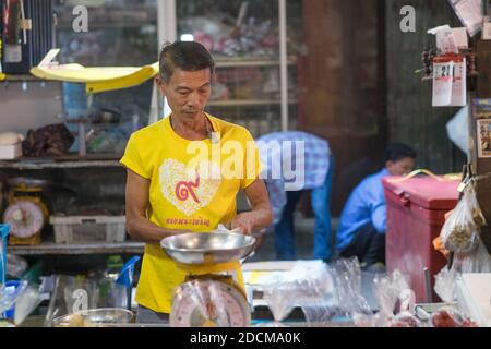 Scène urbaine de Chat Chai marché couvert à Hua Hin. Hua Hin est l'une des destinations de voyage les plus populaires en Thaïlande. Banque D'Images