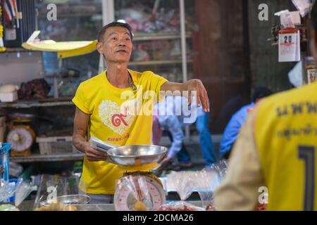 Scène urbaine de Chat Chai marché couvert à Hua Hin. Hua Hin est l'une des destinations de voyage les plus populaires en Thaïlande. Banque D'Images