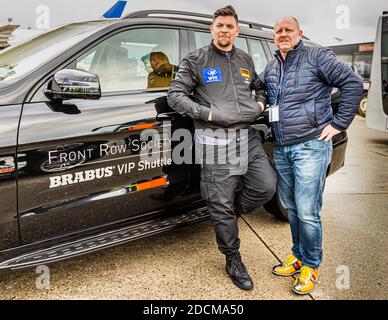 Tim Mälzer (l.) - ici avec le rédacteur en chef du magazine FrontRowSociety Andreas Conrad (r.) en face de la navette VIP BRABUS 850 850 hp, Francfort-sur-le-main, Allemagne Banque D'Images