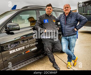 Tim Mälzer (l.) - ici avec le rédacteur en chef du magazine FrontRowSociety Andreas Conrad (r.) en face de la navette VIP BRABUS 850 850 hp, Francfort-sur-le-main, Allemagne Banque D'Images