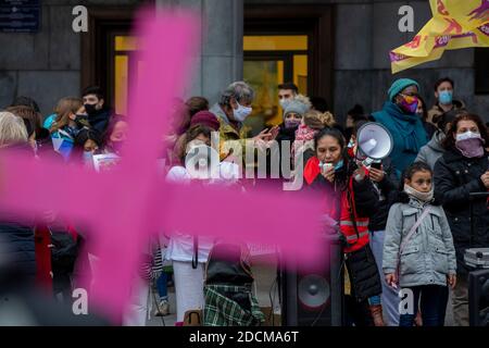 L'illustration montre une action de sensibilisation organisée par Mirabal contre la violence à l'égard des femmes, dimanche 22 novembre 2020 à Bruxelles. BELGA PHO Banque D'Images