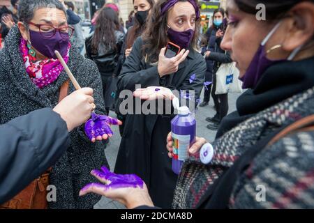 L'illustration montre une action de sensibilisation organisée par Mirabal contre la violence à l'égard des femmes, dimanche 22 novembre 2020 à Bruxelles. BELGA PHO Banque D'Images