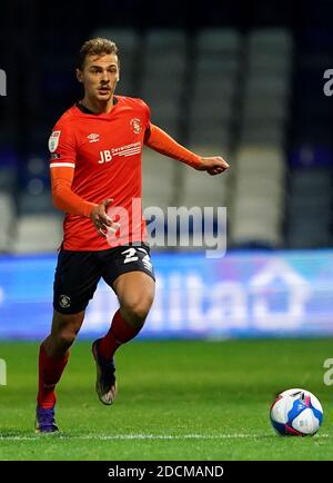 Kiernan Dewsbury-Hall de Luton Town lors du match de championnat Sky Bet à Kenilworth Road, Luton. Banque D'Images