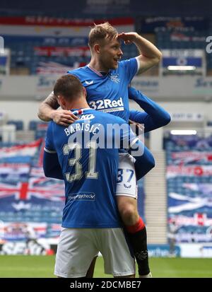 Scott Arfield (au centre) des Rangers célèbre le troisième but de son équipe lors du match Scottish Premiership au stade Ibrox, à Glasgow. Banque D'Images