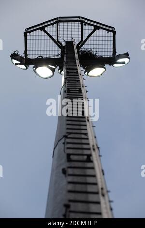 En regardant le projecteur éclairé par le dessous, dans sport / stade de football Banque D'Images