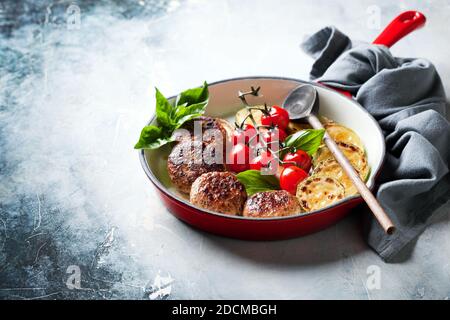 Boulettes de viande avec légumes dans une poêle en fonte, foyer sélectif Banque D'Images