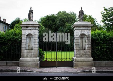 porte en fer entre deux tours en pierre - vue avant Banque D'Images