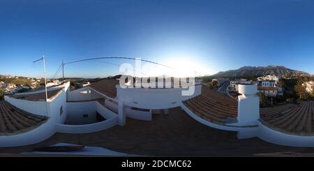 Vue panoramique à 360° de Vue à 360° sur le toit du village Altea la Vella et de ses montagnes environnantes Sierra Bernia et Aitana dans la province d'Alicante, Espagne
