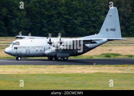 Un avion de transport militaire de la Royal Netherlands Air Force (Koninklijke Luchtmacht) (RNLAF) Lockheed C-130H Hercules à la base aérienne d'Eindhoven. Banque D'Images