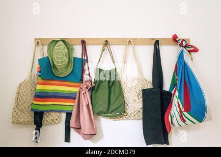 Les sacs en tissu réutilisables sont suspendus de suite. Mode de vie et magasins écologiques. Banque D'Images