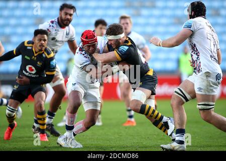 Siale Piutau de Bristol Bears (à gauche) et Thomas Young de Wasps se battent pour le ballon lors du match Gallagher Premiership à la Ricoh Arena, Coventry. Banque D'Images