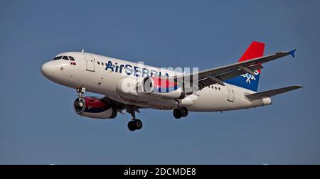 Air Serbia Airbus a319 YU-APB sur l'approche finale de Londres-Heathrow Aéroport LHR Banque D'Images