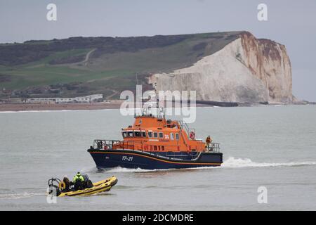 Newhaven, Royaume-Uni. 22 novembre 2020. La recherche se poursuit pour deux membres d'équipage du Joanna C, un navire pétonant qui diffuse hier un signal d'urgence à environ trois milles marins au large de la rive du Sussex. Credit: James Boardman / Alamy Live News Banque D'Images