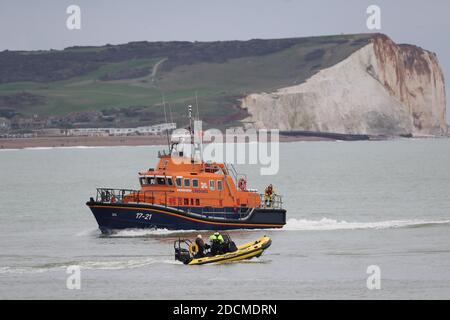 Newhaven, Royaume-Uni. 22 novembre 2020. La recherche se poursuit pour deux membres d'équipage du Joanna C, un navire pétonant qui diffuse hier un signal d'urgence à environ trois milles marins au large de la rive du Sussex. Credit: James Boardman / Alamy Live News Banque D'Images