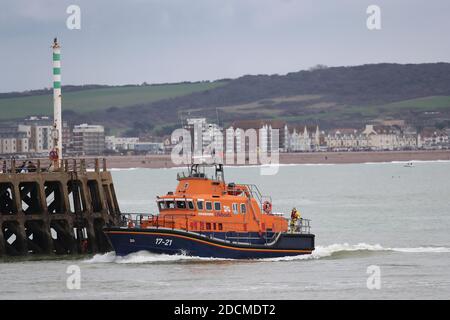 Newhaven, Royaume-Uni. 22 novembre 2020. La recherche se poursuit pour deux membres d'équipage du Joanna C, un navire pétonant qui diffuse hier un signal d'urgence à environ trois milles marins au large de la rive du Sussex. Credit: James Boardman / Alamy Live News Banque D'Images