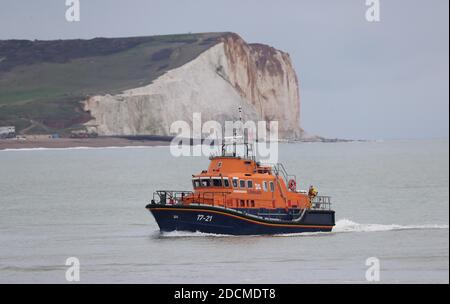 Newhaven, Royaume-Uni. 22 novembre 2020. La recherche se poursuit pour deux membres d'équipage du Joanna C, un navire pétonant qui diffuse hier un signal d'urgence à environ trois milles marins au large de la rive du Sussex. Credit: James Boardman / Alamy Live News Banque D'Images