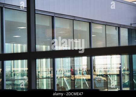 JOUR DU VOYAGE : un espace salon complètement vide est observé à l'aéroport JFK tôt le matin avant l'arrivée des passagers en avion. Banque D'Images