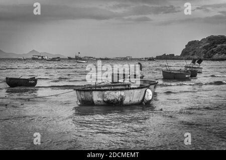 Bateaux de pêche circulaires à la plage dans le village de Nhon ly. Banque D'Images