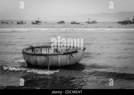 Bateaux de pêche circulaires à la plage dans le village de Nhon ly. Banque D'Images