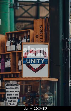 Londres, Royaume-Uni - 19 novembre 2020 : panneau Unity Heart dans un marché à l'intérieur de Borough Market, l'un des plus grands et des plus anciens marchés alimentaires de Londres. Banque D'Images