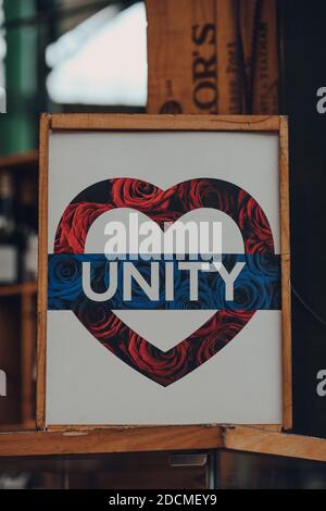 Londres, Royaume-Uni - 19 novembre 2020 : gros plan d'un panneau d'unité centrale à un marché dans Borough Market, l'un des plus grands et des plus anciens marchés alimentaires i Banque D'Images