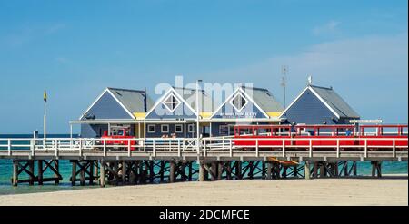 Wooden Busselton Jetty et Stocker Preston Express Jetty train Geographe Bay Australie occidentale. Banque D'Images