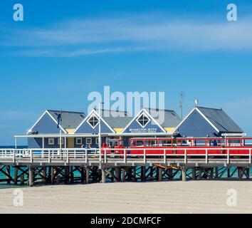 Wooden Busselton Jetty et Stocker Preston Express Jetty train Geographe Bay Australie occidentale. Banque D'Images