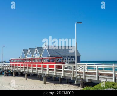 Wooden Busselton Jetty et Stocker Preston Express Jetty train Geographe Bay Australie occidentale. Banque D'Images