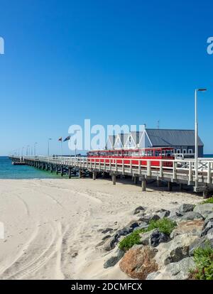 Wooden Busselton Jetty et Stocker Preston Express Jetty train Geographe Bay Australie occidentale. Banque D'Images