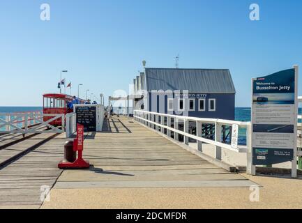 Wooden Busselton Jetty et Stocker Preston Express Jetty train Geographe Bay Australie occidentale. Banque D'Images