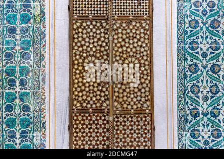 Fenêtres en nacre et murs de tuiles dans la section Imperial Harem du Palais Topkapi, un grand musée à l'est du quartier Fatih. Banque D'Images