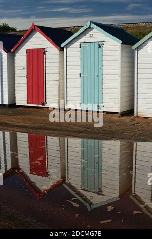 Réflexions de la cabane de plage à Goodrington sur la côte sud du Devon. Banque D'Images