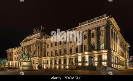 Les gens apprécient le samedi soir à l'extérieur du centre commercial Schloss Arkaden en automne. Banque D'Images