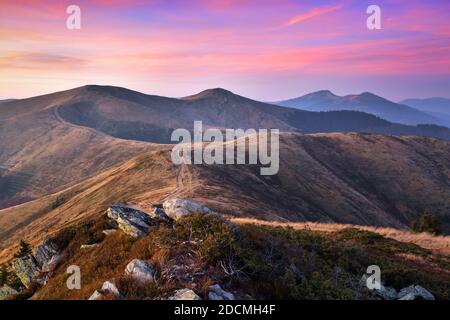 Paysage avec un lever de soleil incroyable. Matin d'automne dans les hautes montagnes. Paysage naturel. Un endroit pour se détendre dans le parc Carpathian. Banque D'Images