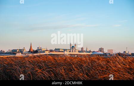 Le Kremlin de Kazan au coucher du soleil en hiver. Vue du champ. Belle vue sur la ville Banque D'Images