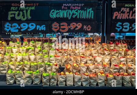 Exposition de pommes granny smith et de pommes de dame roses préemballées dans des sacs en papier brun marché Bunbury Growers en Australie occidentale. Banque D'Images