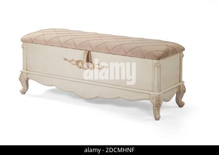 Chaise boîte classique , banc de rangement rembourré isolé sur fond blanc Banque D'Images