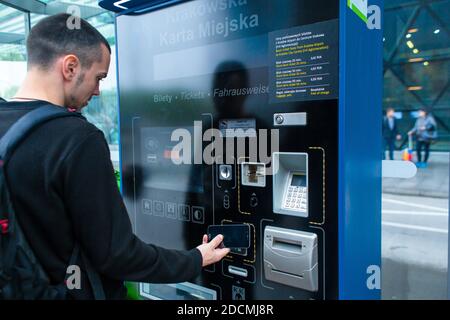 Un touriste achète un billet de bus pour la première fois à l'aide d'une machine à billets électroniques. Cracovie, Pologne - 05.15.2019 Banque D'Images