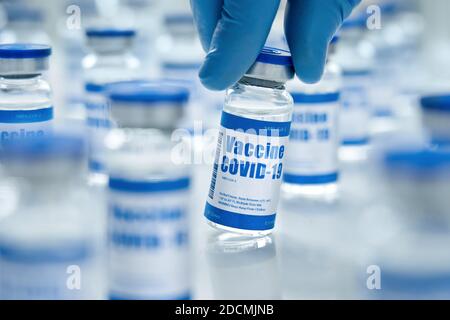 Flacons de vaccin Covid 19, concept de fabrication de cure de virus corona. Banque D'Images