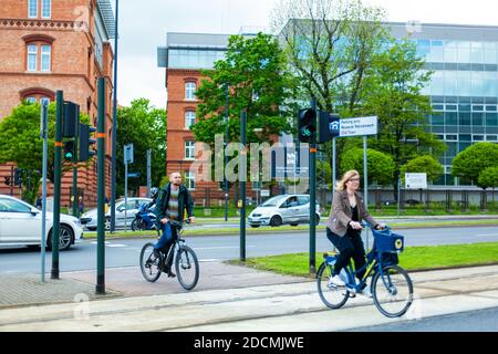 Passage à niveau pour cyclistes. Feux spéciaux pour cyclistes. L'intersection de la piste cyclable et de la route. Cracovie, Pologne - 05.15.2019. Banque D'Images