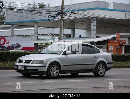 Chiangmai, Thaïlande - octobre 29 2020 : voiture privée, Volkswagen Passat. Sur la route n°1001, à 8 km de la ville de Chiangmai. Banque D'Images