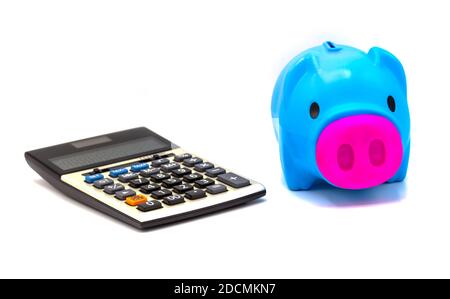 Calculatrice avec banc de porc sur fond blanc Banque D'Images