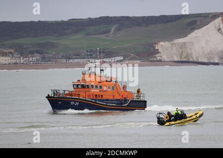 Newhaven, Royaume-Uni. 22 novembre 2020. La recherche se poursuit pour deux membres d'équipage du Joanna C, un navire pétonant qui diffuse hier un signal d'urgence à environ trois milles marins au large de la rive du Sussex. Credit: James Boardman / Alamy Live News Banque D'Images