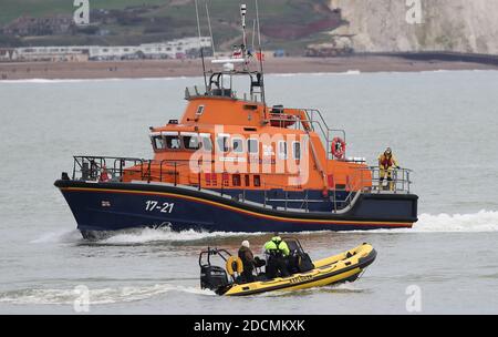 Newhaven, Royaume-Uni. 22 novembre 2020. La recherche se poursuit pour deux membres d'équipage du Joanna C, un navire pétonant qui diffuse hier un signal d'urgence à environ trois milles marins au large de la rive du Sussex. Credit: James Boardman / Alamy Live News Banque D'Images