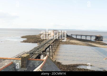 Birnbeck jetée dans un état triste de déréparation s'émiettant dans la mer Près de Weston-super-Mare Banque D'Images